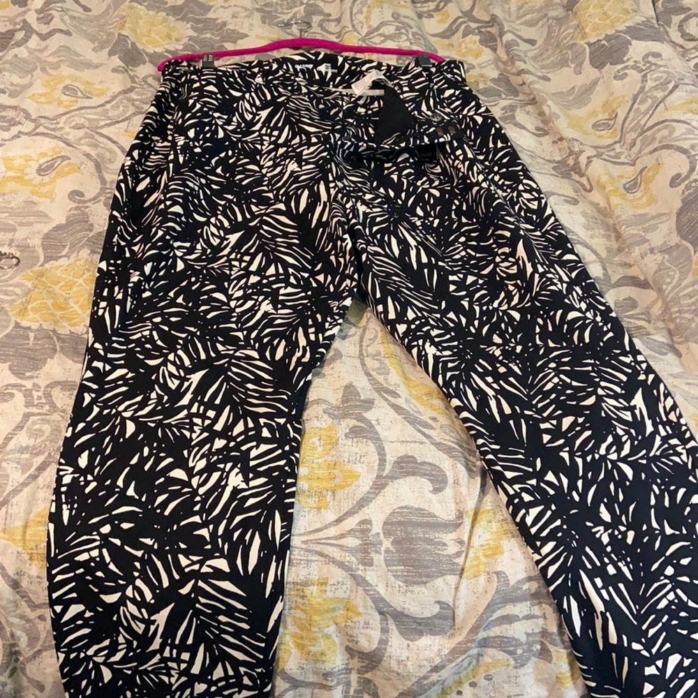 High-Waisted Pixie Full-Length black and white psalm print pant
